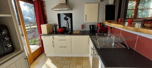 Réfrigérateur, four à micro-ondes, un four, surface de cuisson