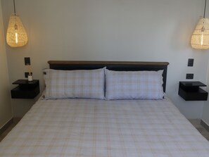 1 soverom, safe på rommet, blendingsgardiner og strykejern/-brett