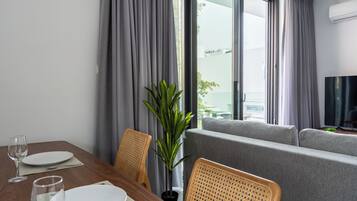 Appartamento, balcone, vista canale | Pasti in camera