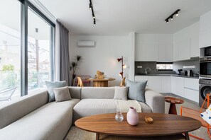 Solara 101 | Living room | 50-inch Smart TV with digital channels, Netflix, streaming services - Solara - Stylish Balcony Apartments in Larnaca (Larnaca)