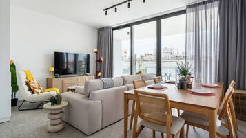 Apartment, 2 Schlafzimmer, Balkon, Stadtblick | Wohnzimmer | 50-Zoll-Smart-TV mit Digitalempfang, Netflix, Streaming-Dienste