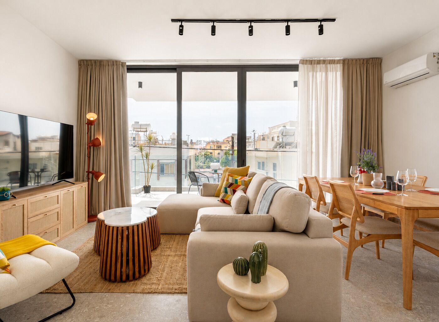 Solara 301 - Terrace & Rooftop Jacuzzi | Wohnzimmer | 50-Zoll-Smart-TV mit Digitalempfang, Netflix, Streaming-Dienste