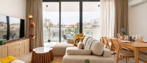 Solara 301 - Terrace & Rooftop Jacuzzi | Wohnzimmer | 50-Zoll-Smart-TV mit Digitalempfang, Netflix, Streaming-Dienste
