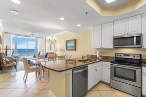 Geladeira, micro-ondas, fogão, cooktop