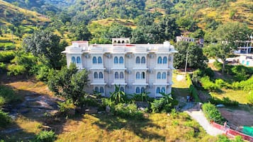 Vista frontal de la propiedad