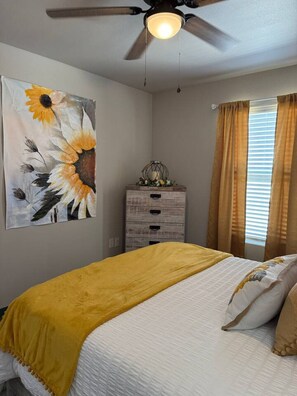 2 bedrooms, iron/ironing board, WiFi - Cozy Haven Apartment (Clovis)