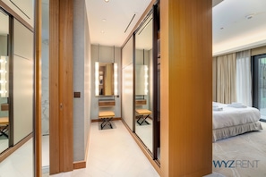 Appartement Luxe, vue ville | 2 chambres, coffres-forts dans les chambres, rideaux occultants