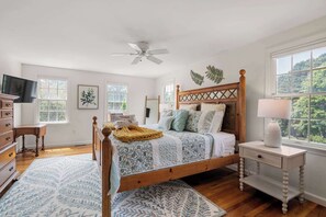 4 bedrooms, iron/ironing board, WiFi, bed sheets