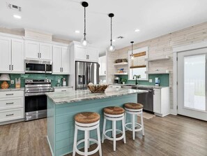 Réfrigérateur, four à micro-ondes, un four, surface de cuisson