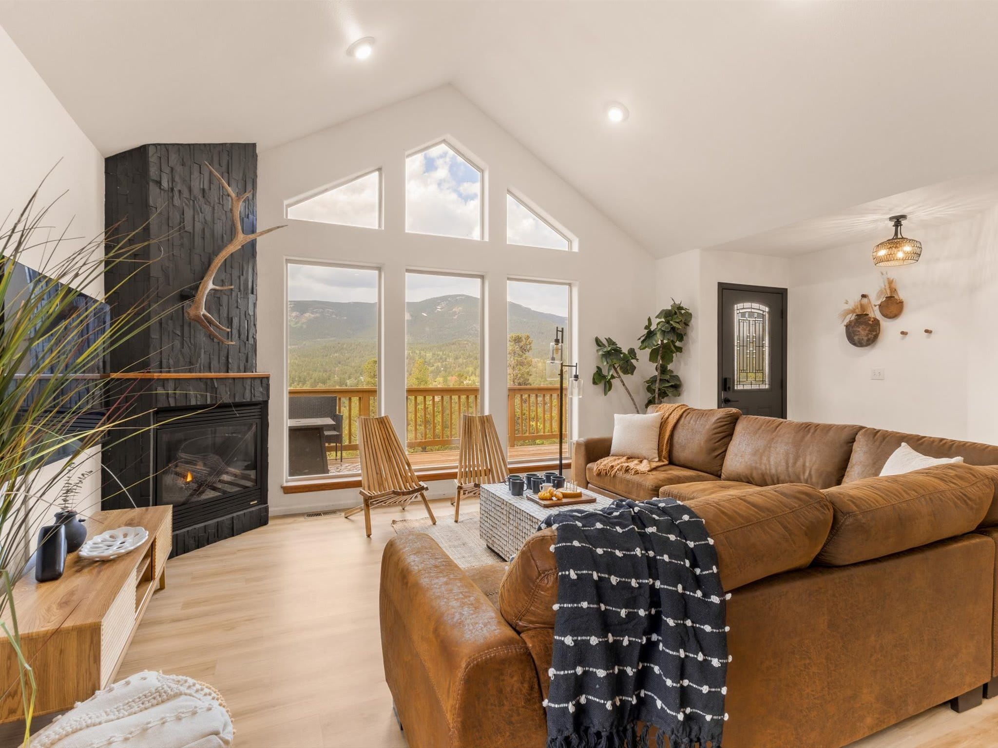 Walk in and the fire is already going, the summit views fill every window, and the couch is right there waiting. Lakeview Lodge has a way of making people exhale the moment they arrive.