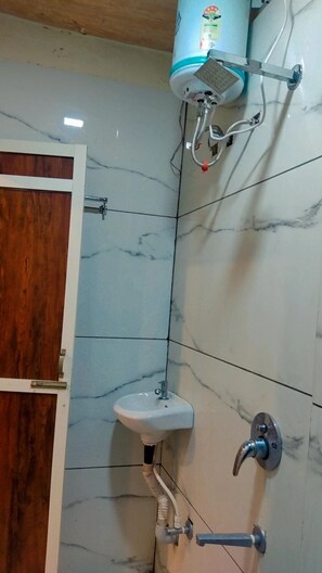 Habitación doble Deluxe | Baño | Toallas, jabón, shampoo 