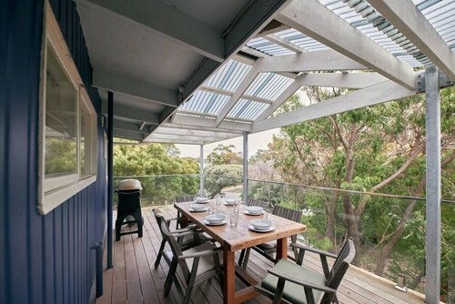 The Blue House - 200m from Point Roadknight Beach