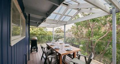 The Blue House - 200m from Point Roadknight Beach