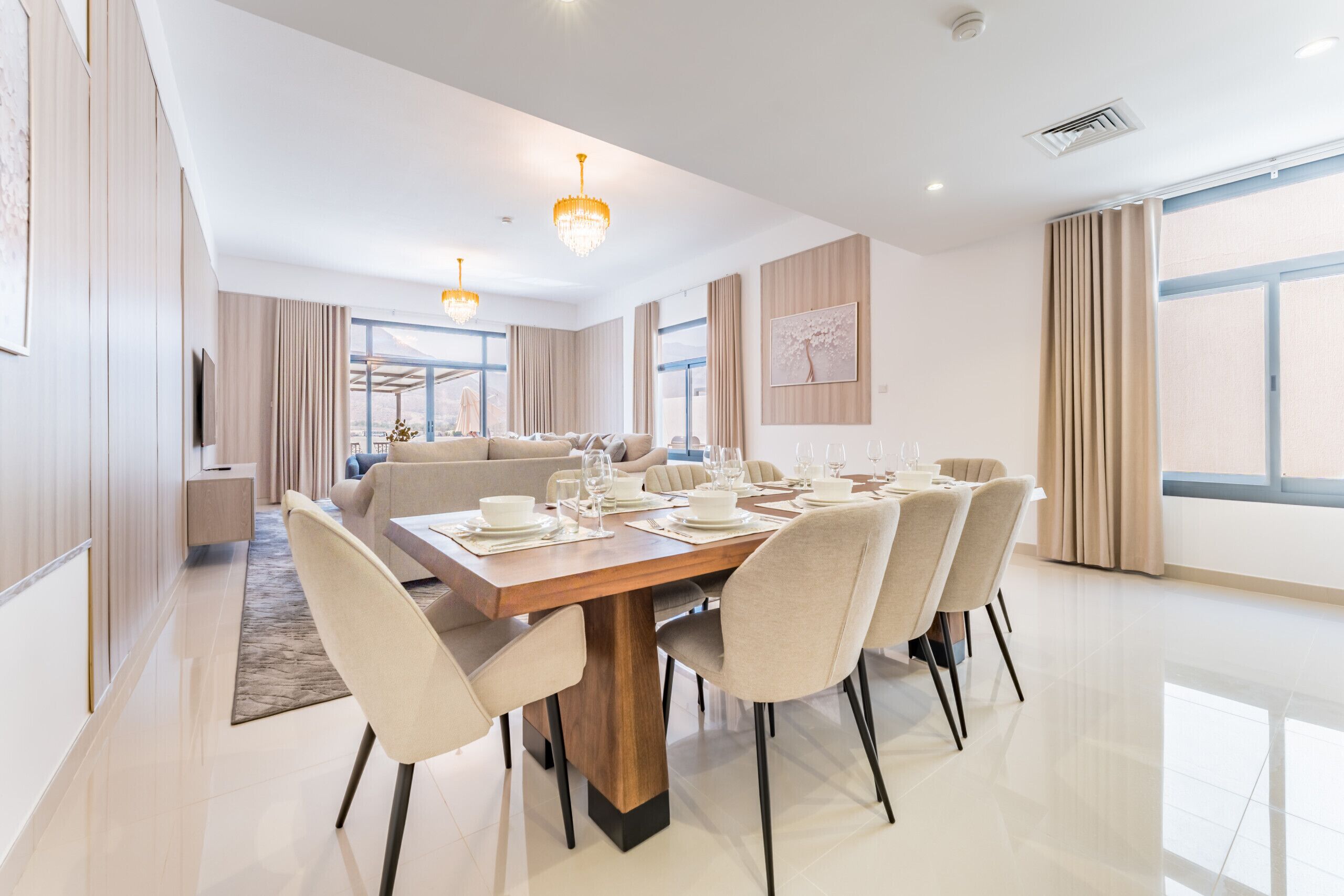 Een moderne eetkamer met een houten tafel voor zes personen, omringd door zes stoelen.
