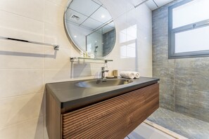 Shower, towels, soap, shampoo - Sea Views 4BR + Assistant's Room Villa with Private Pool, Sharm - Al Dana Villa, Al Dana Island (Fujairah)