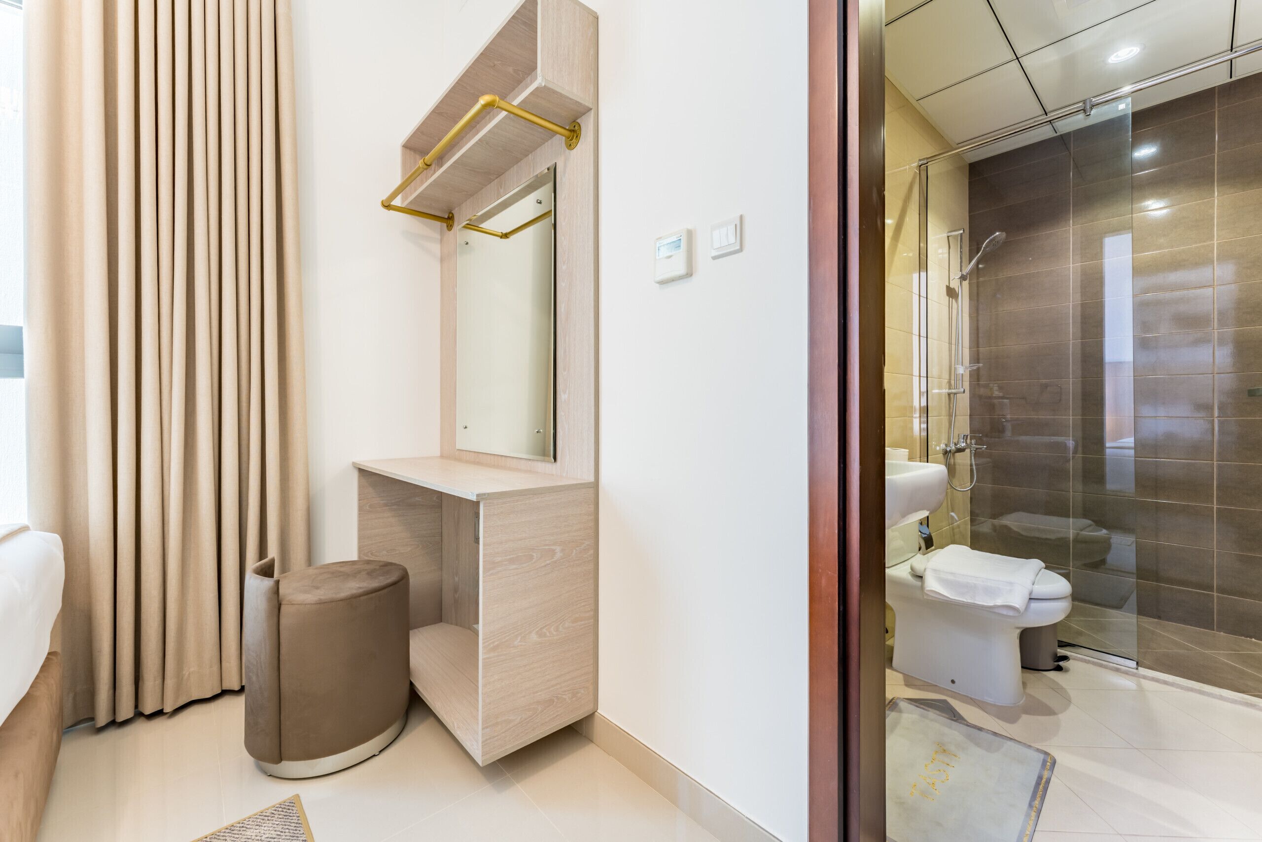 Een moderne badkamer met toilet, wastafel en douchehoek.