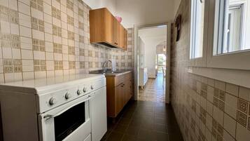 Fridge, oven, stovetop, coffee/tea maker