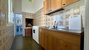 Fridge, oven, stovetop, coffee/tea maker