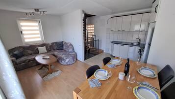 Apartment, Balkon, Meerblick | Wohnbereich