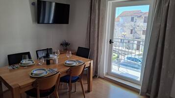 Appartement, balcon, vue mer | Restauration dans la chambre