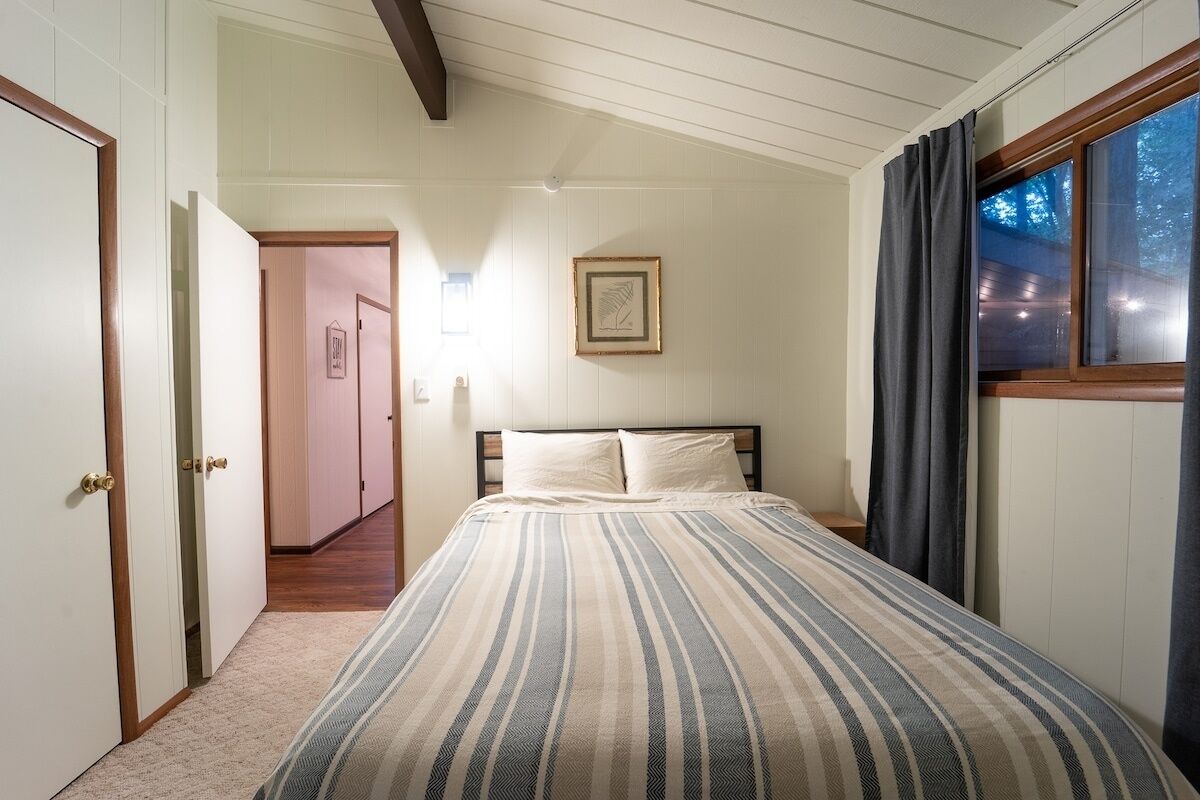 2 bedrooms, iron/ironing board, Internet, bed sheets