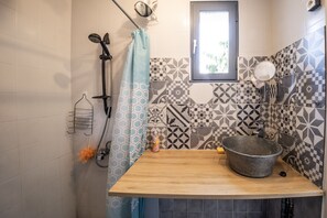 Douche, séchoir à cheveux, serviettes fournies