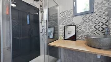 Shower, hair dryer, towels