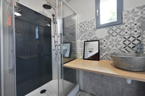 Shower, hair dryer, towels