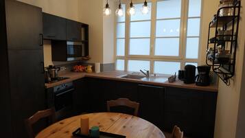 Jääkaappi, mikroaaltouuni, uuni, astianpesukone