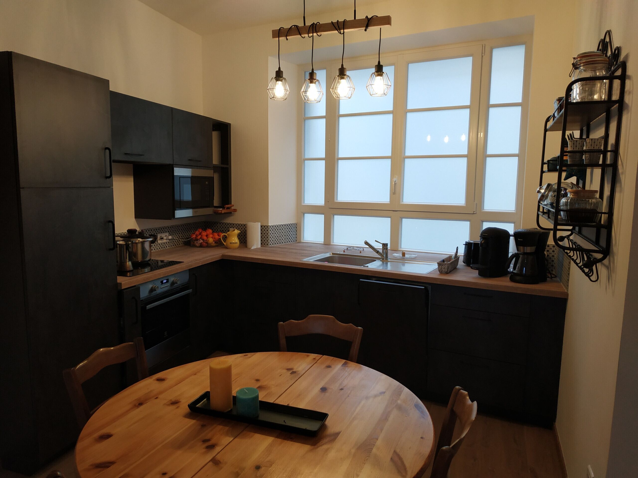 Een koelkast, een microgolfoven, een oven, een vaatwasser