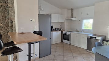 Een koelkast, een microgolfoven, een oven, een vaatwasser