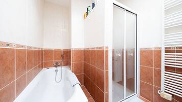Een douche, een haardroger, handdoeken