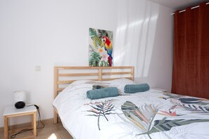 3 slaapkamers, een strijkplank/strijkijzer, gratis wifi, beddengoed