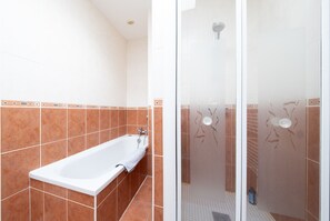 Shower, hair dryer, towels - La Mabonnière lodge (Oudon)