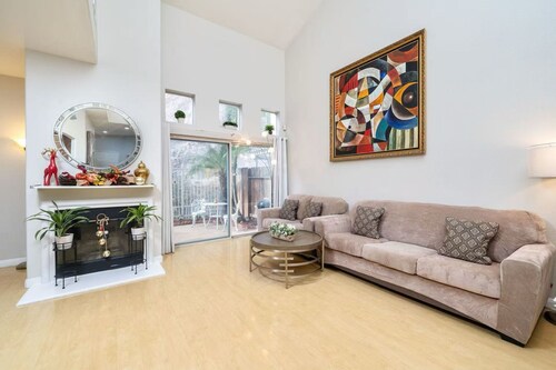 Bright Townhome Retreat With Private Patio Walk Trails