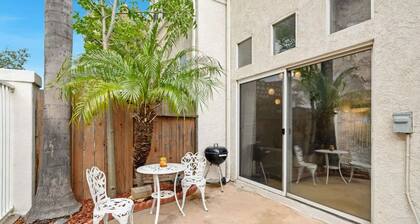 Bright Townhome Retreat With Private Patio Walk Trails
