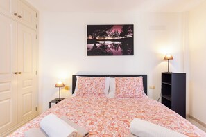 Fer et planche à repasser, lit de bébé portatif, Wi-Fi, literie fournie