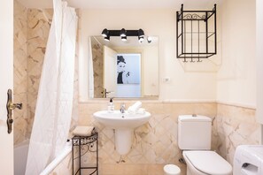 Serviettes fournies, papier de toilette