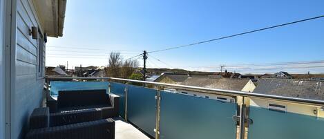 Casa familiar, vista al jardín | Balcón