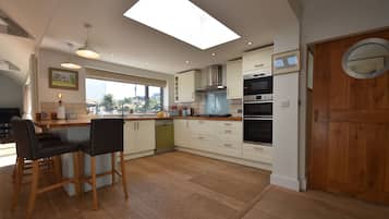 Családi ház, kilátással a kertre | Privát konyha | Etetőszék