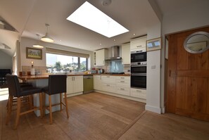 Family House, Garden View | Private kitchen | Highchair - Corkwood (Rye)