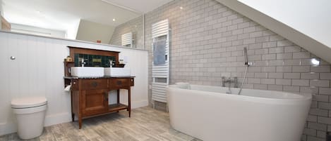Maison familiale, vue sur le jardin | Salle de bain