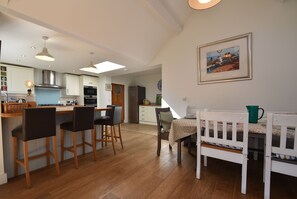 Perhetalo, näköala puutarhaan | Ruokasali