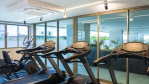 A gym with treadmills, stationary bikes, and a rowing machine. - Sais Beach Living Hotel (Maceió)