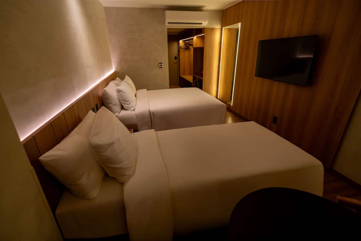 Cofres nos quartos, Wi-Fi de cortesia, roupa de cama