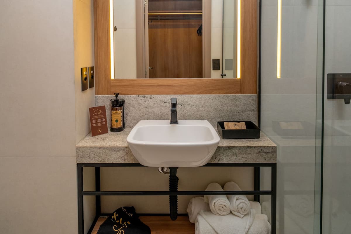 Standard | Baño | Regadera, secadora de cabello, toallas, jabón