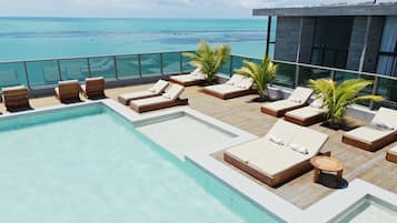 من حمّامات السباحة المغطاة، حمّام سباحة خارجي