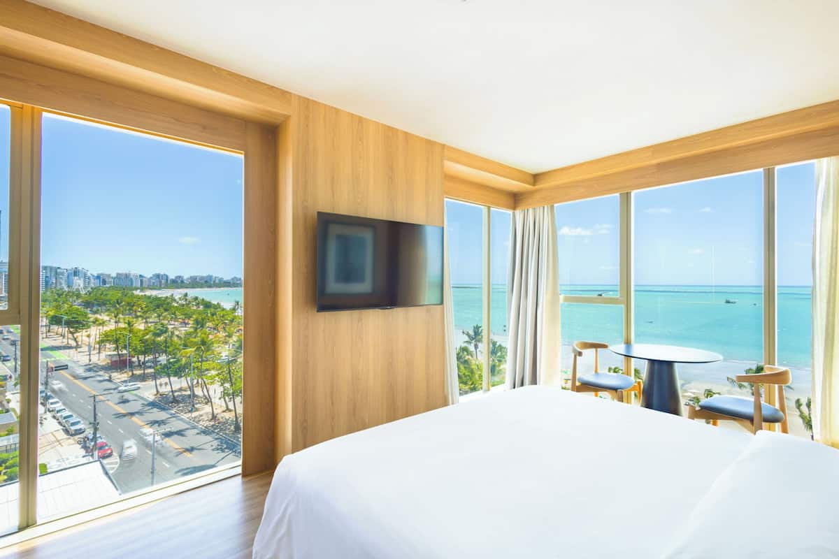 Panorâmico | Cofres nos quartos, Wi-Fi de cortesia, roupa de cama