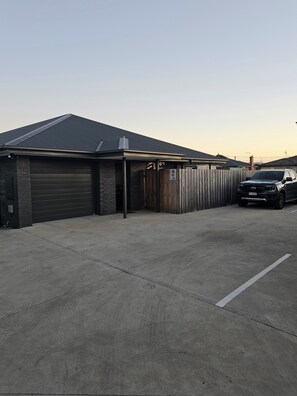 Exterior - Inviting & Spacious, 5 minute drive to MTB Trials & beaches, short walk to shops (George Town)
