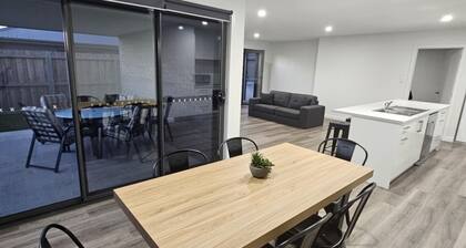 Inviting & Spacious, 5 minute drive to MTB Trials & beaches, short walk to shops